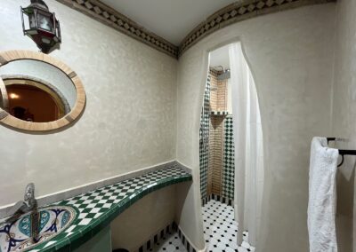 Bathroom with mirror, washbasin and shower