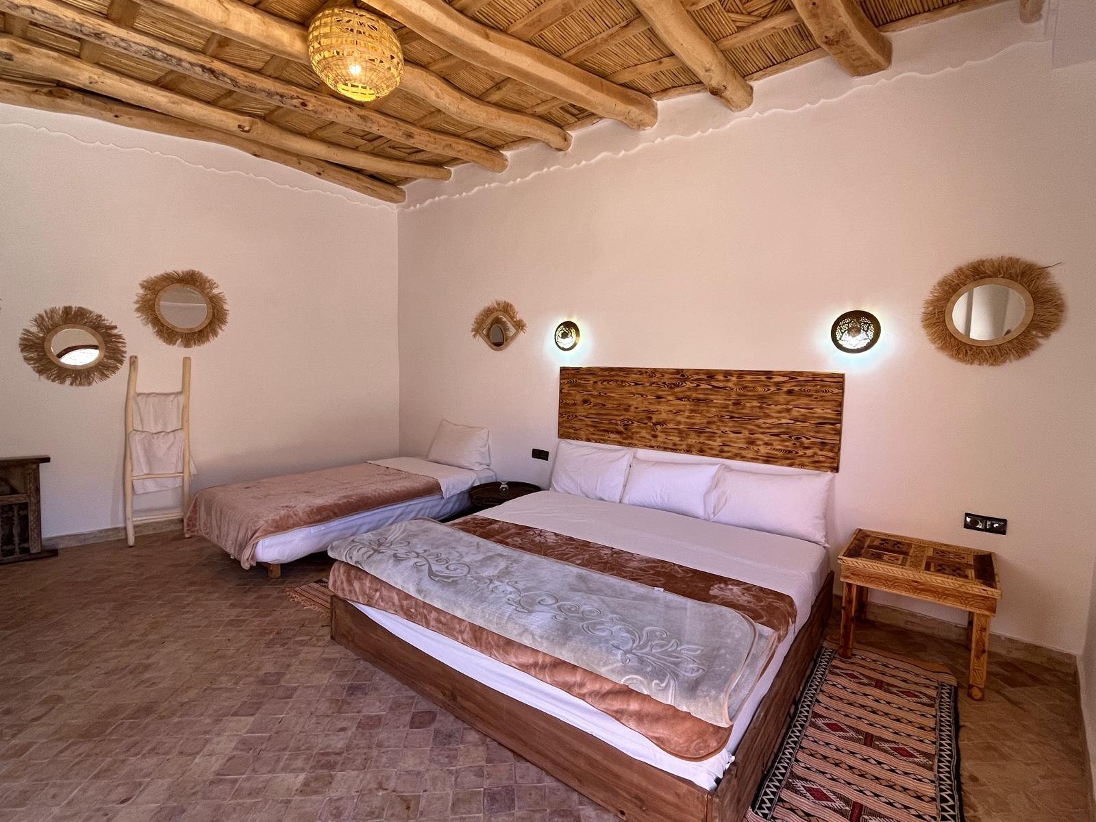 Triple room with a double bed and a single bed